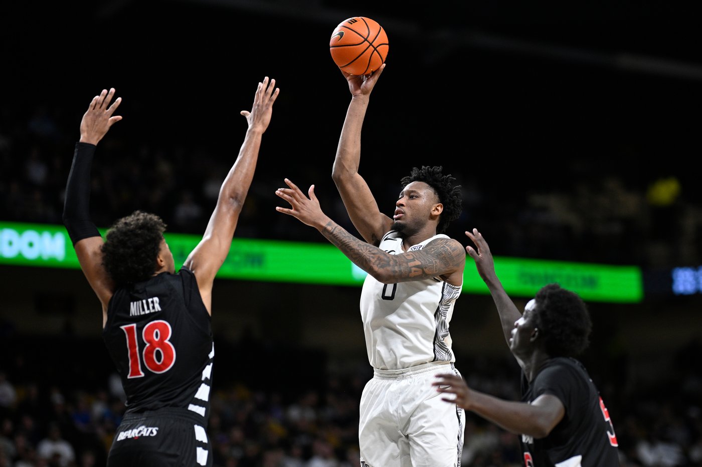 No. 25 UCF beats Cincinnati 73-72 on Themus Fulks' jumper in final seconds | iNFOnews.ca No. 25 UCF beats Cincinnati 73-72 on Themus Fulks' jumper in final seconds | iNFOnews.ca