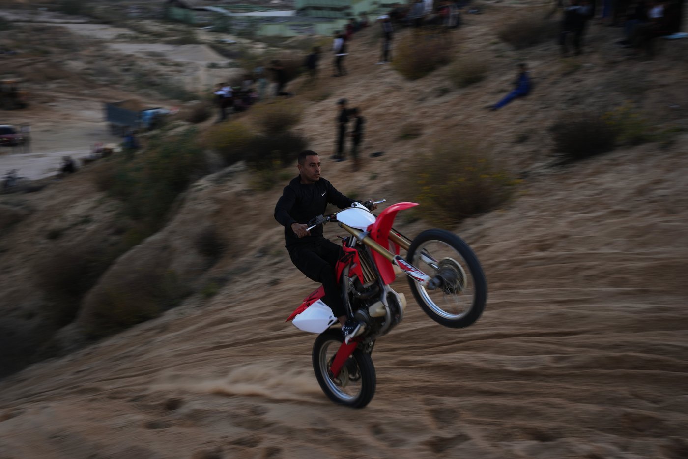 Photos of youths roaring over Gaza sand dunes in a return to prewar tradition | iNFOnews.ca