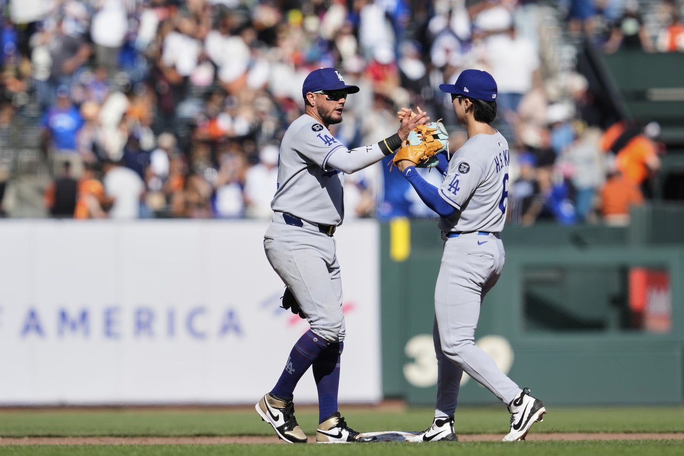 Hernández's 4 hits helps Dodgers to 10-2 win, drops Giants 1 1/2 games back for last NL wild card | iNFOnews.ca