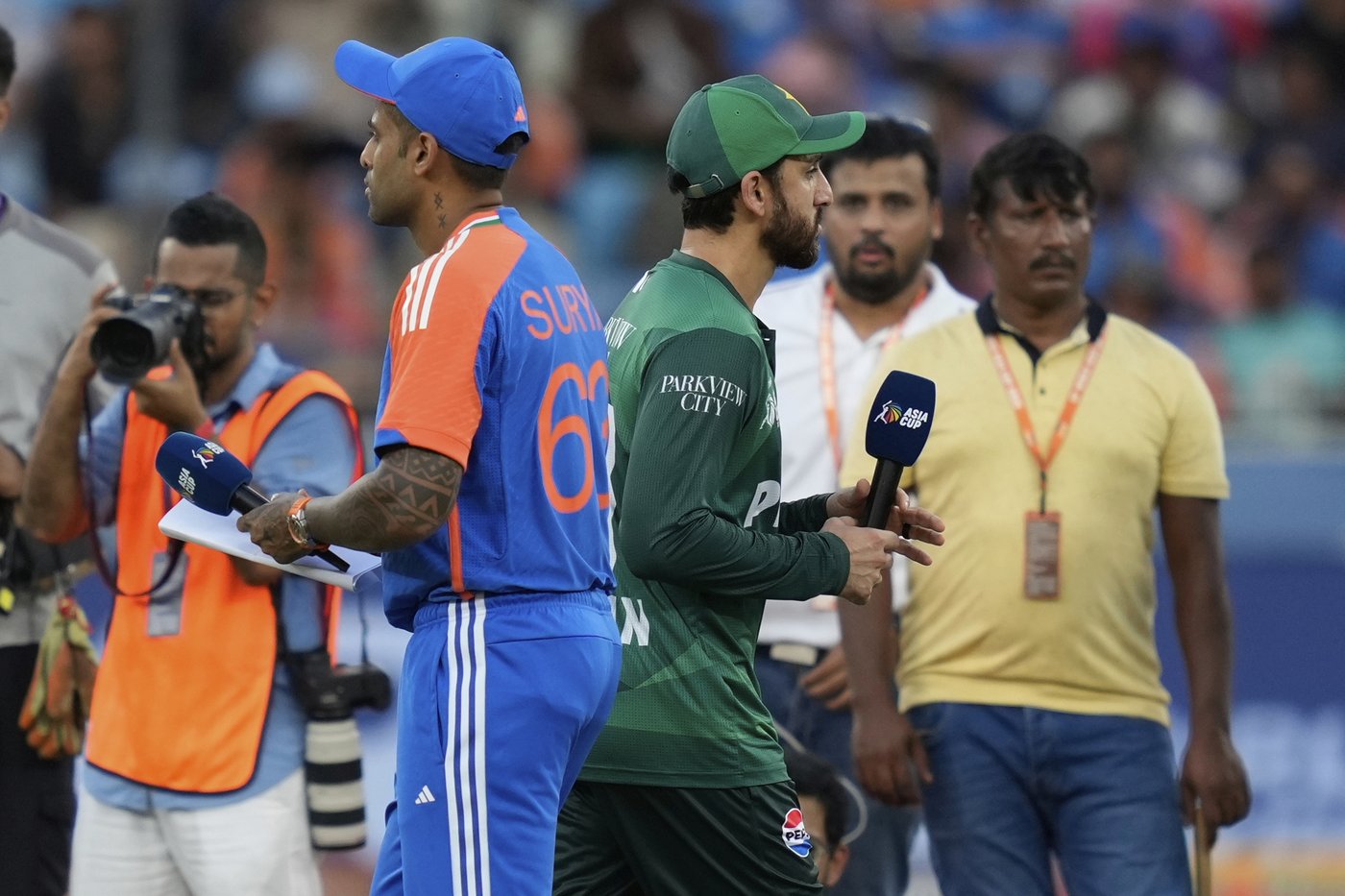 No handshakes between India and Pakistan players as political tension spills onto cricket field | iNFOnews.ca