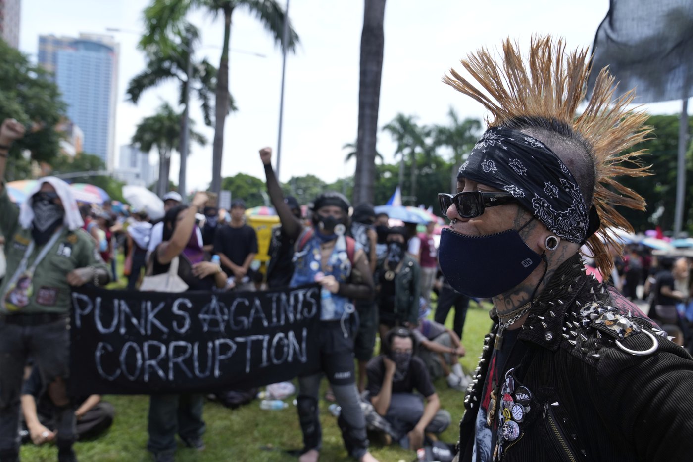 Philippine police arrested dozens after a violent clash near presidential palace, in photos | iNFOnews.ca