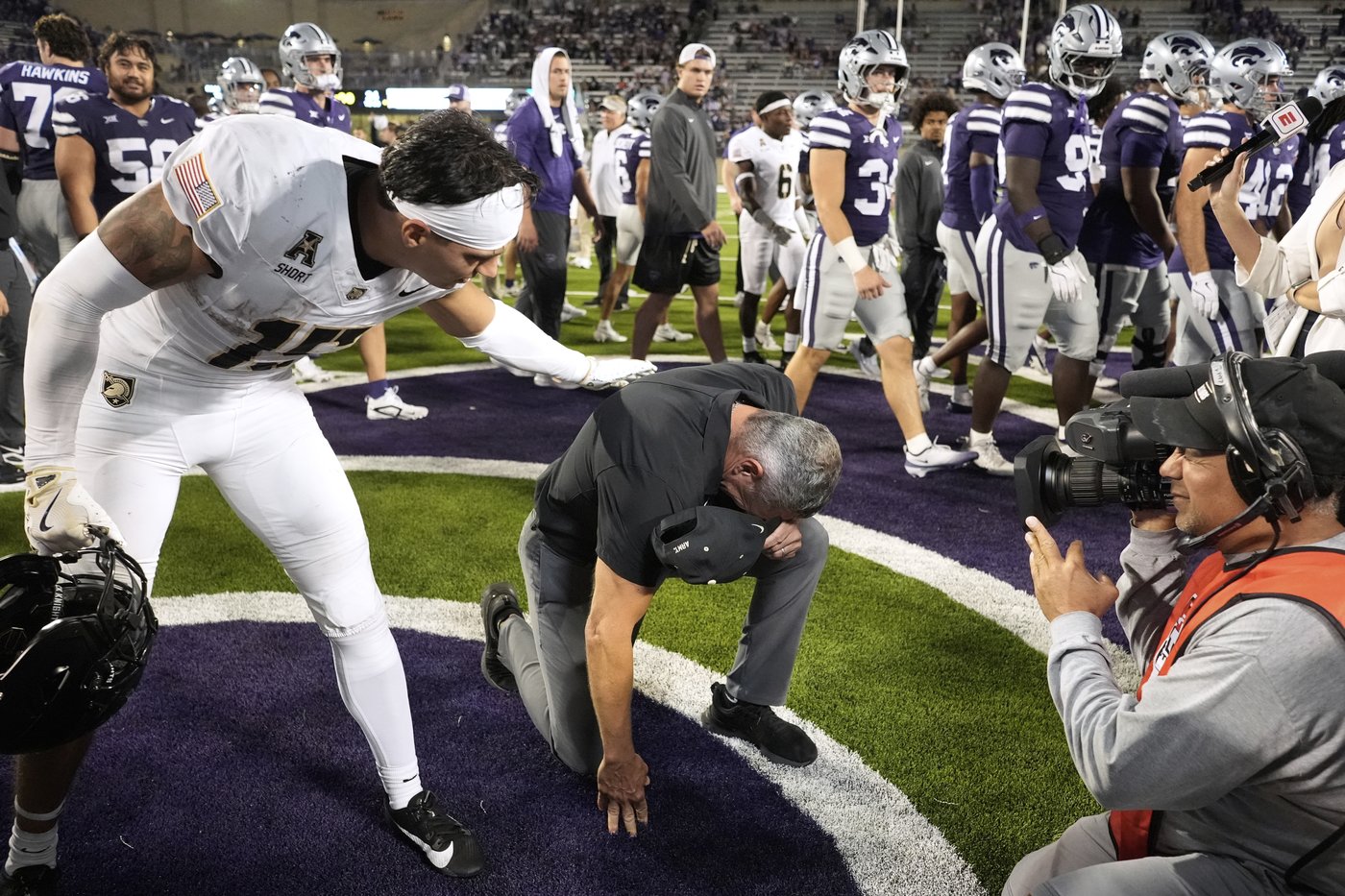 Hellums accounts for 3 TDs, scores with 2:52 left to push Army past Kansas State 24-21 | iNFOnews.ca