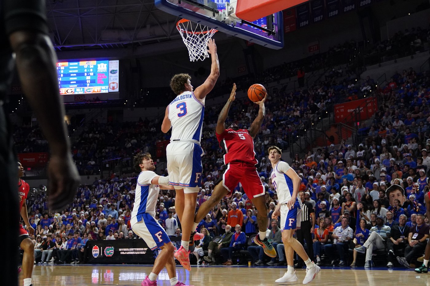 Newly unranked Florida pulls away from No. 18 Georgia late and wins 92-77 | iNFOnews.ca
