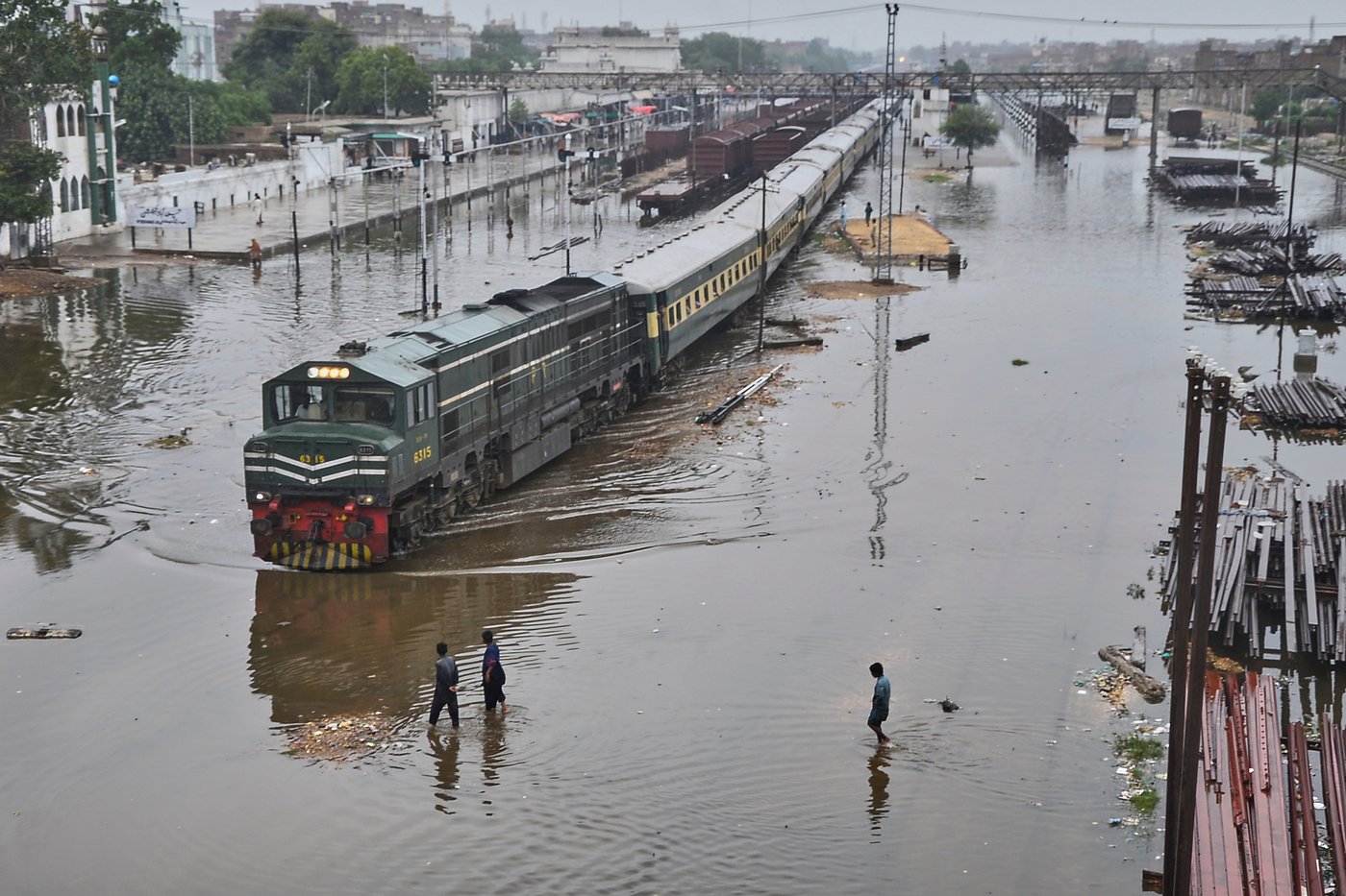 Over 120,000 evacuated from central Pakistan as floods leave survivors in scorching heat | iNFOnews.ca Over 120,000 evacuated from central Pakistan as floods leave survivors in scorching heat | iNFOnews.ca