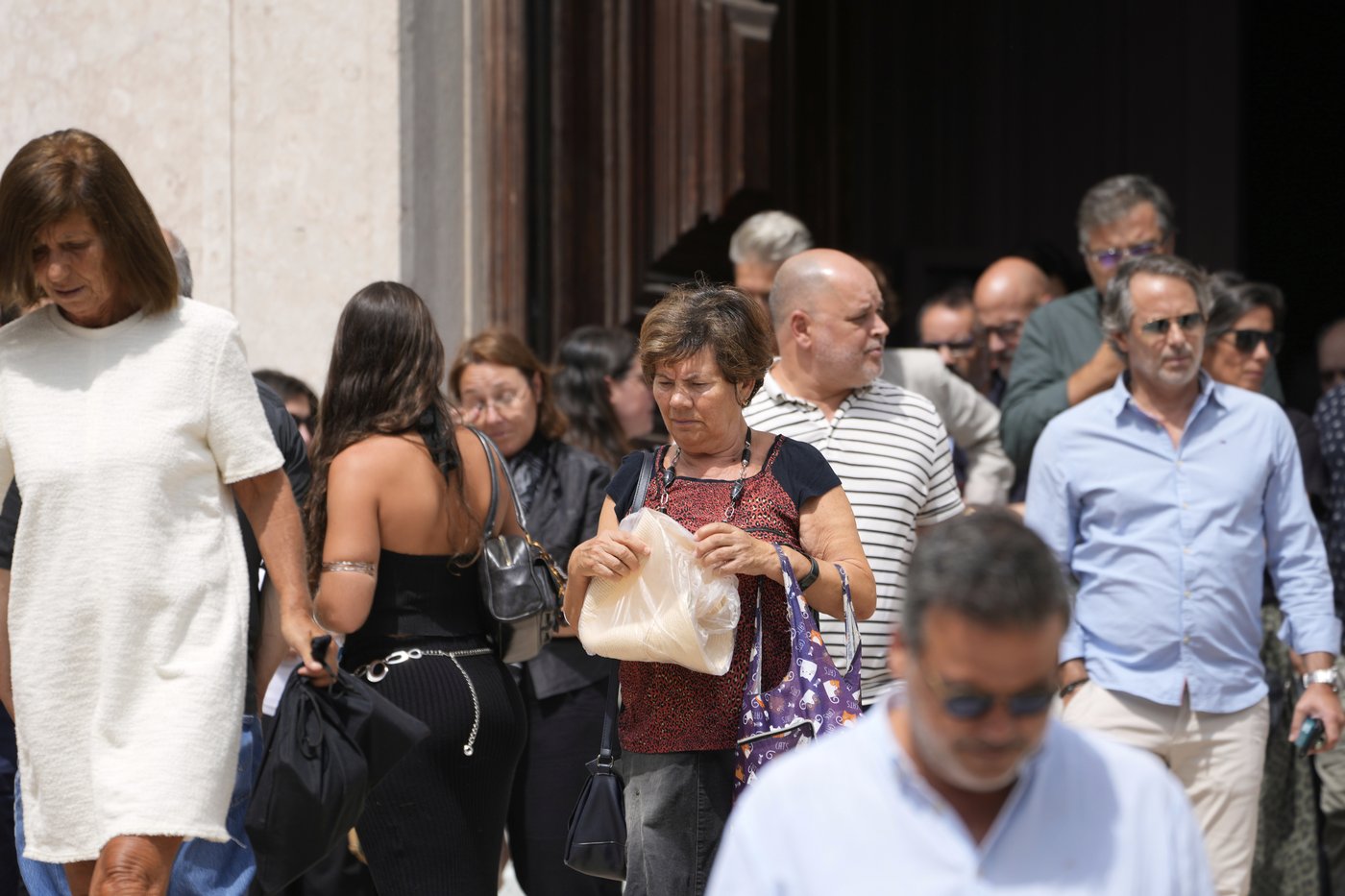 Portuguese victims of streetcar crash mourned by colleagues, friends and local residents | iNFOnews.ca
