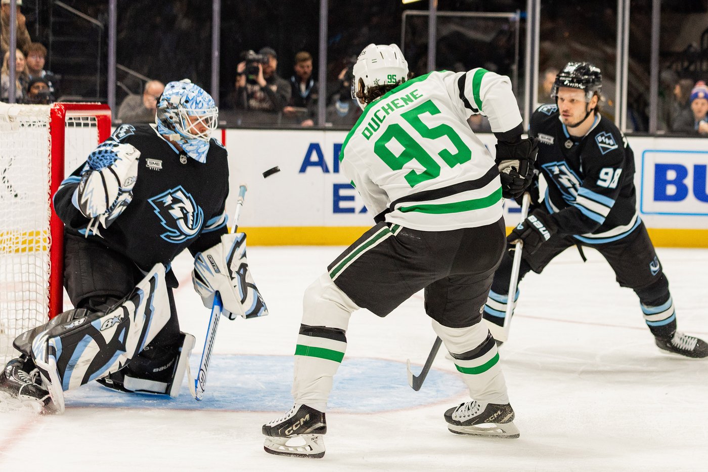 Stars top Mammoth 3-2 for 4th straight win | iNFOnews.ca Stars top Mammoth 3-2 for 4th straight win | iNFOnews.ca