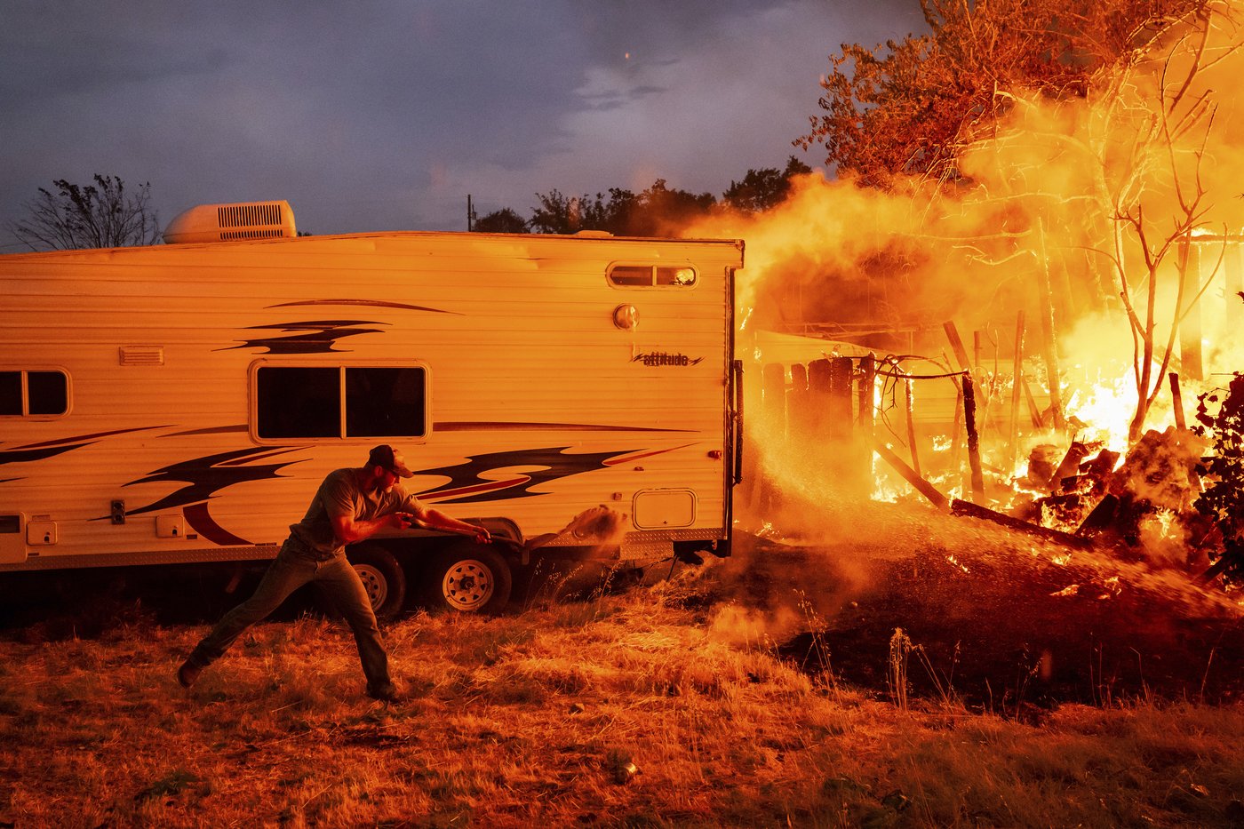 A wildfire sweeps through a historic California gold-mining town in photos | iNFOnews.ca