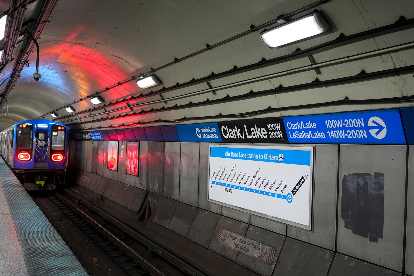 Man sets fire to a woman on a Chicago L train before fleeing, police say | iNFOnews.ca