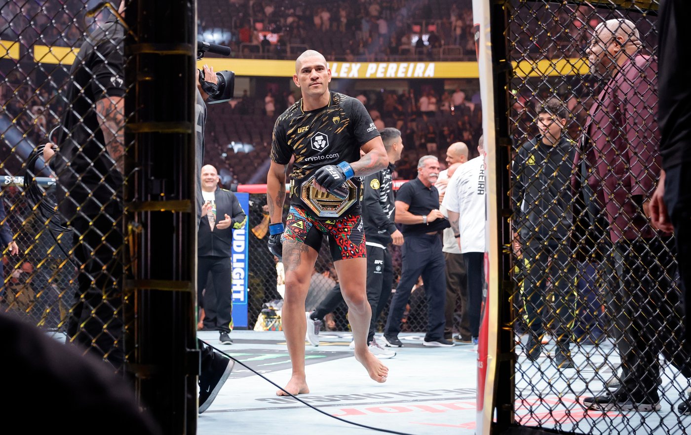 Pereira dethrones Ankalaev with a 1st-round stoppage at UFC 320 | iNFOnews.ca