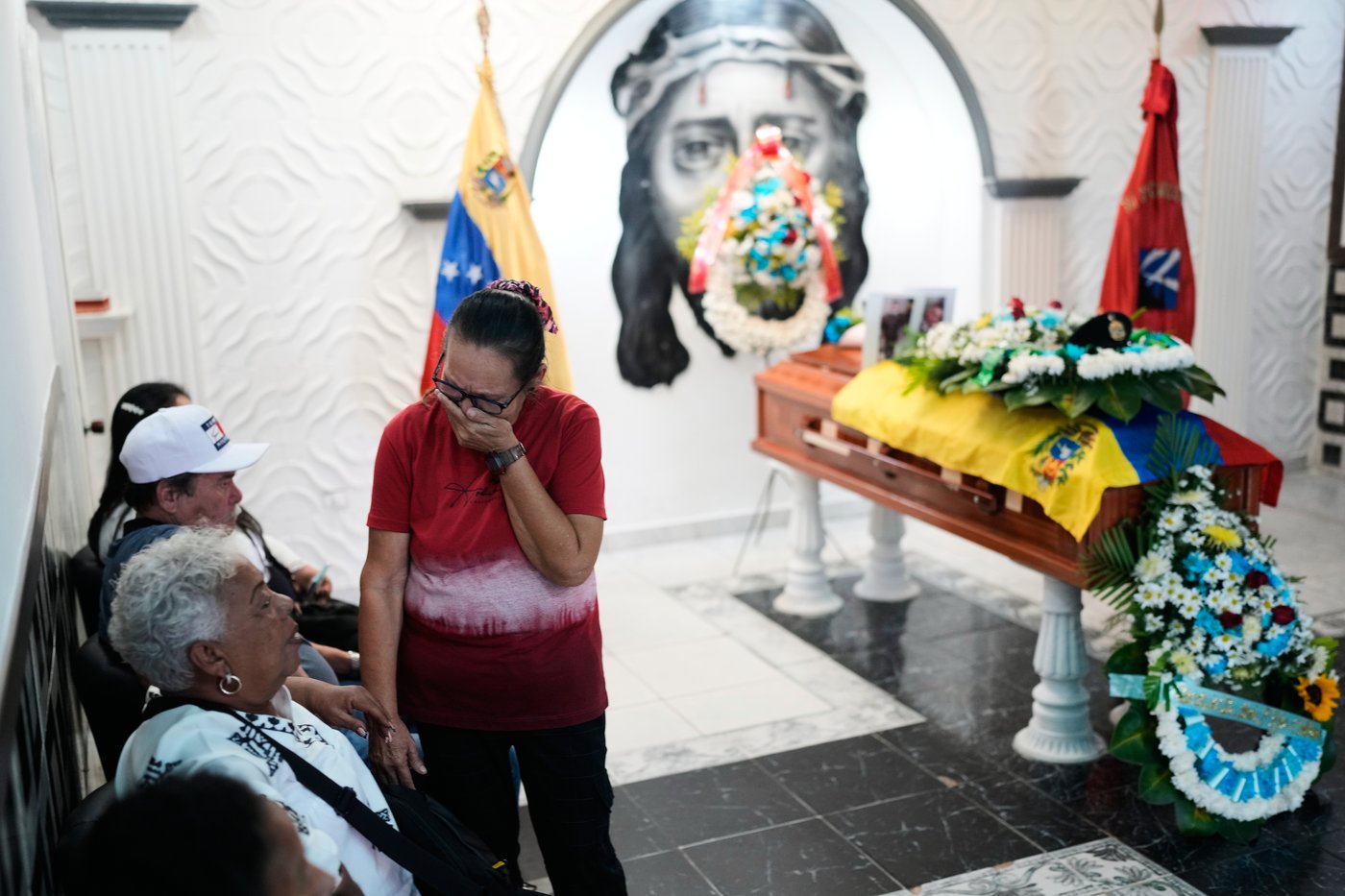 Photos show a military funeral for Venezuelan soldiers killed during US operation | iNFOnews.ca