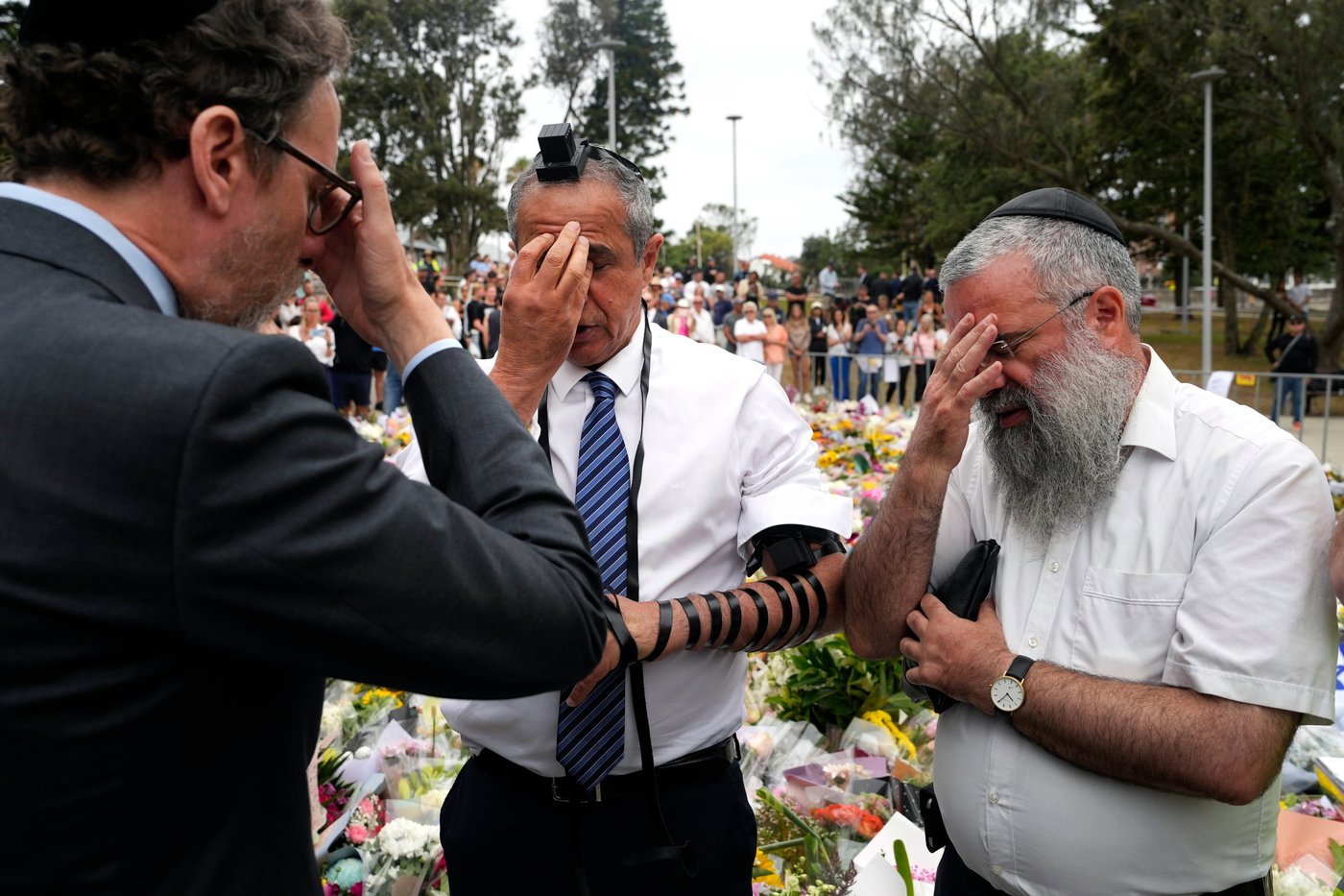 Australia's leaders promise to tighten gun laws after Bondi Beach massacre on Hanukkah | iNFOnews.ca
