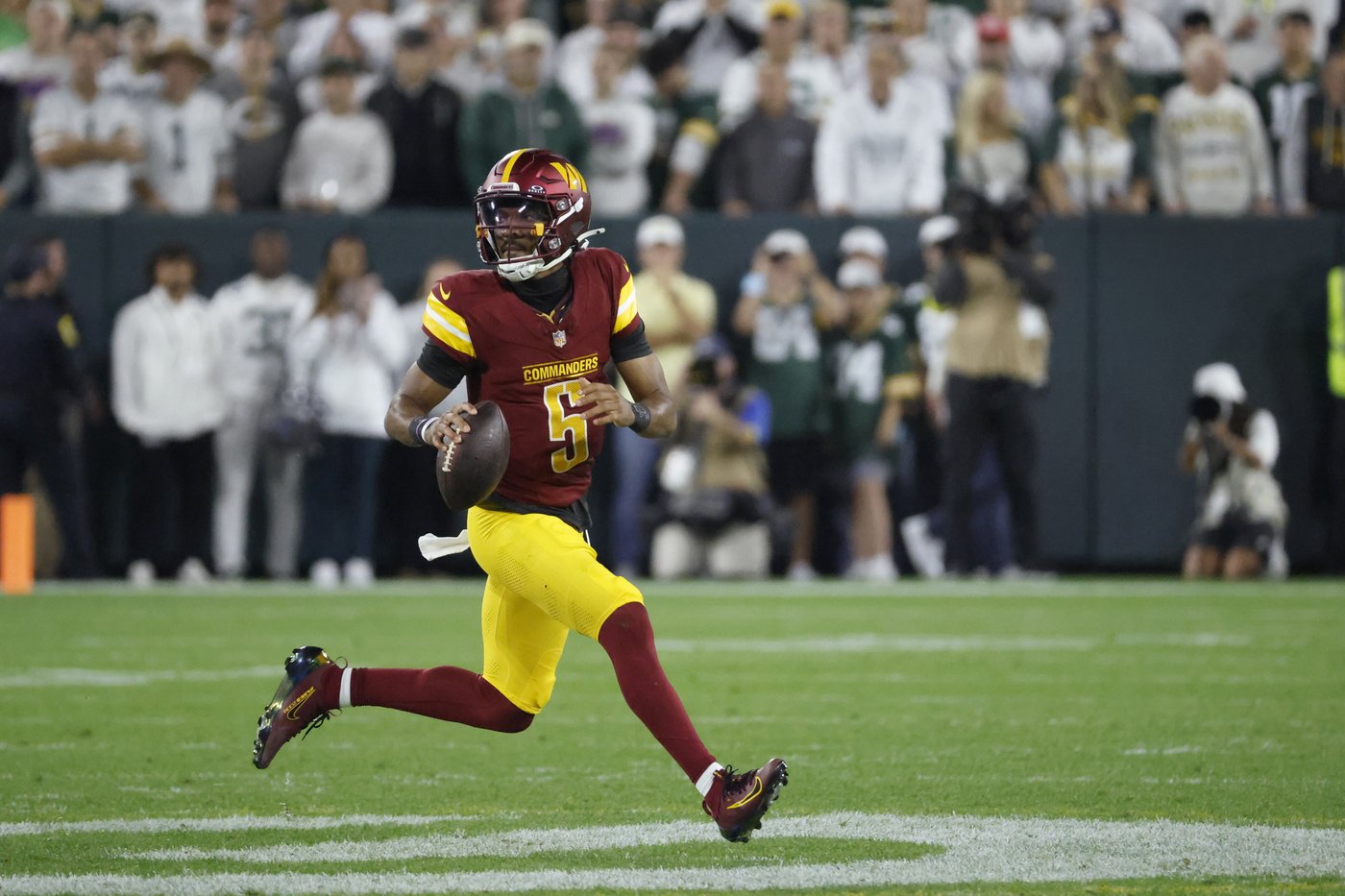 Commanders' Jayden Daniels will not practice earlier than Friday because of an injured knee | iNFOnews.ca