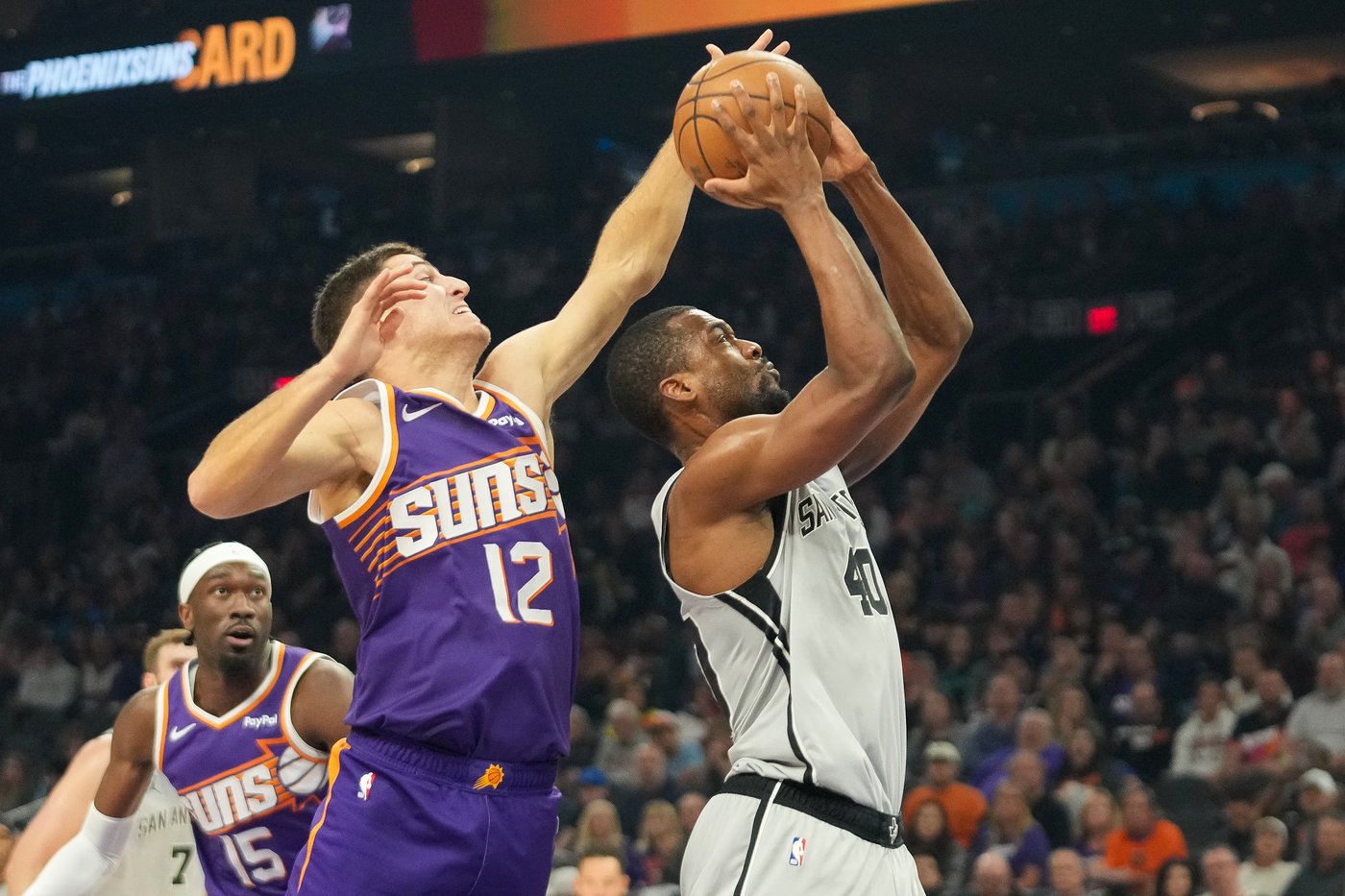 Suns win 3rd straight and end Spurs' 3-game run with 111-102 victory | iNFOnews.ca