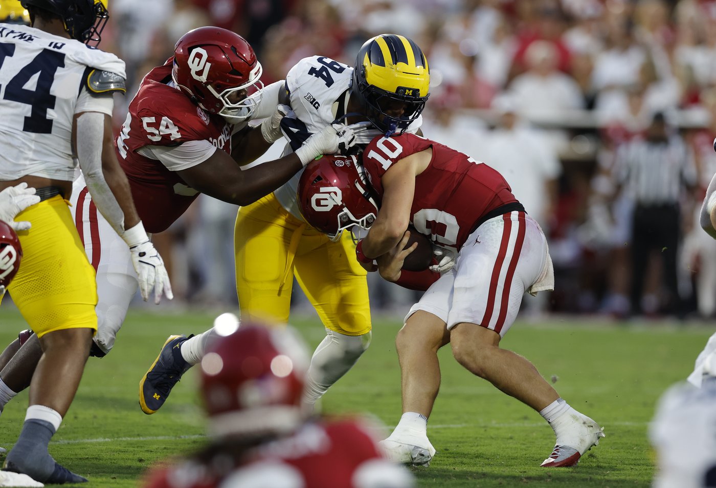 John Mateer has 2 TDs rushing, 1 passing as No. 18 Oklahoma beats No. 15 Michigan 24-13 | iNFOnews.ca