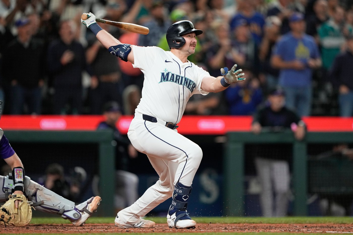 Cal Raleigh hits his 60th home run of the season, becoming the 7th MLB player to achieve the feat | iNFOnews.ca