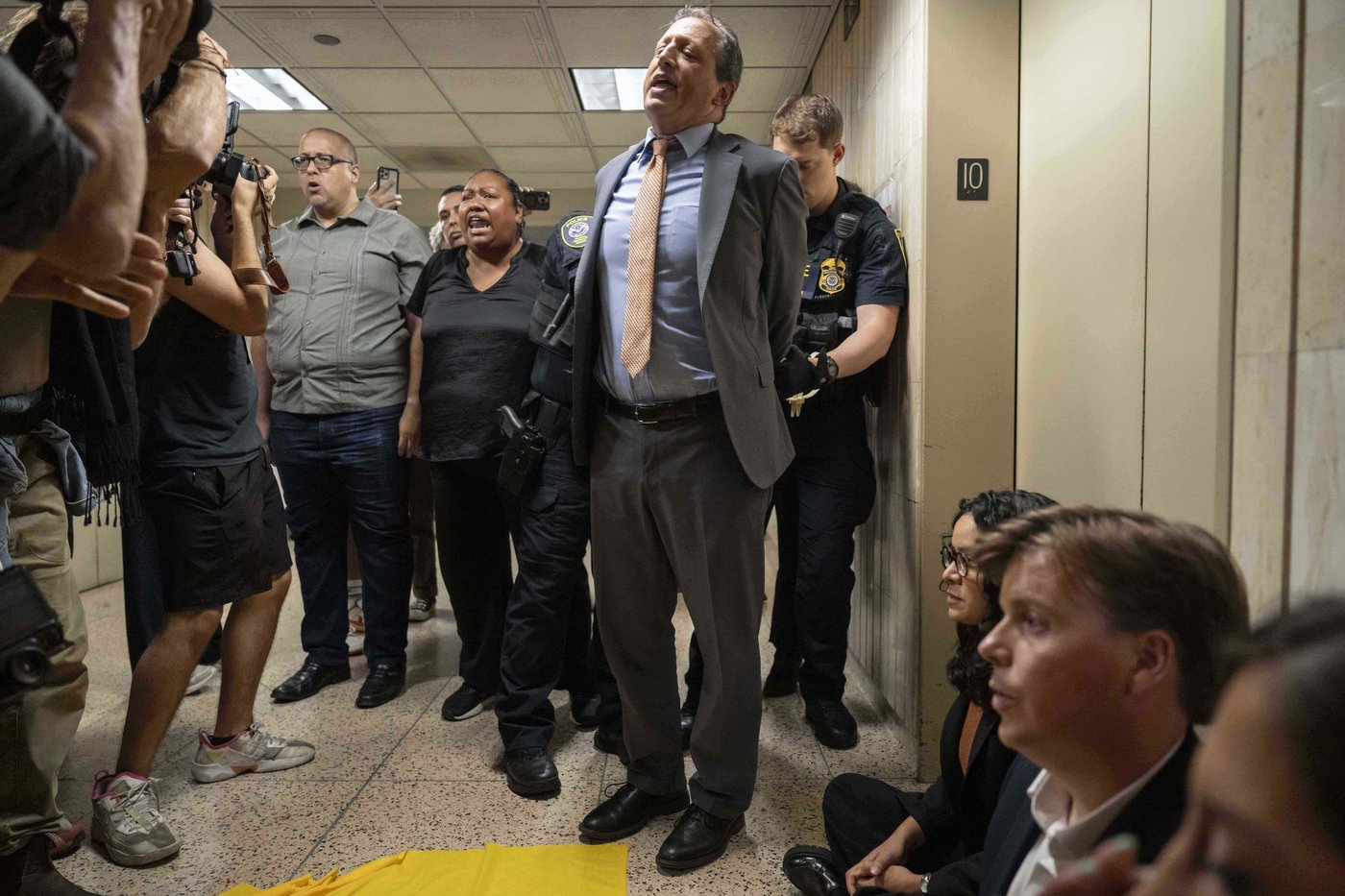 Elected officials among dozens of protesters arrested at a Manhattan immigration holding facility | iNFOnews.ca