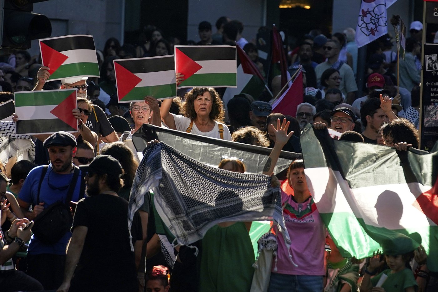 Authorities say over 100,000 at pro-Palestinian protests that forced early end to Spanish Vuelta | iNFOnews.ca Authorities say over 100,000 at pro-Palestinian protests that forced early end to Spanish Vuelta | iNFOnews.ca