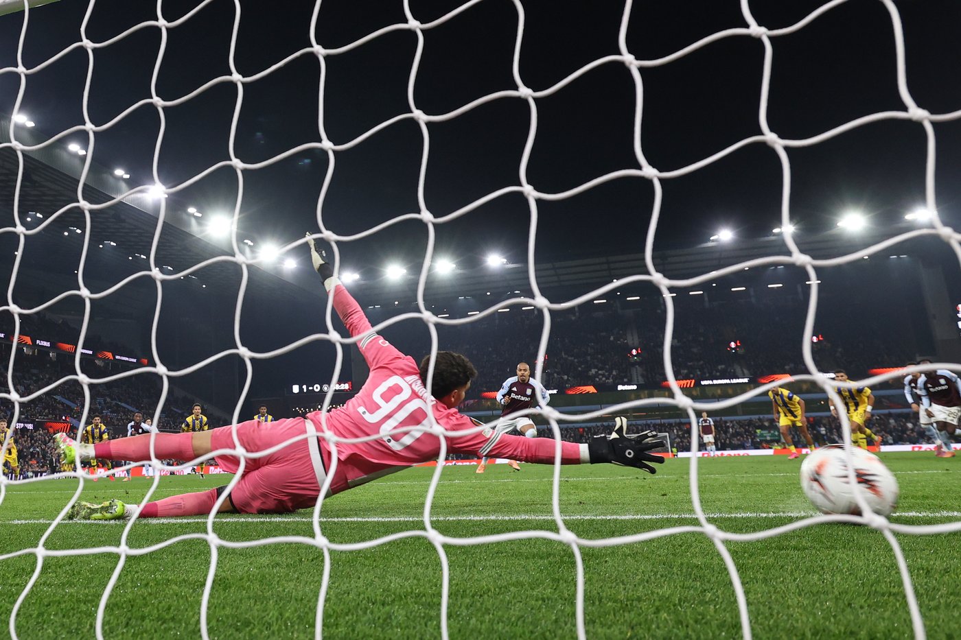 Aston Villa beats Maccabi Tel Aviv 2-0 in Europa League amid protests and arrests | iNFOnews.ca