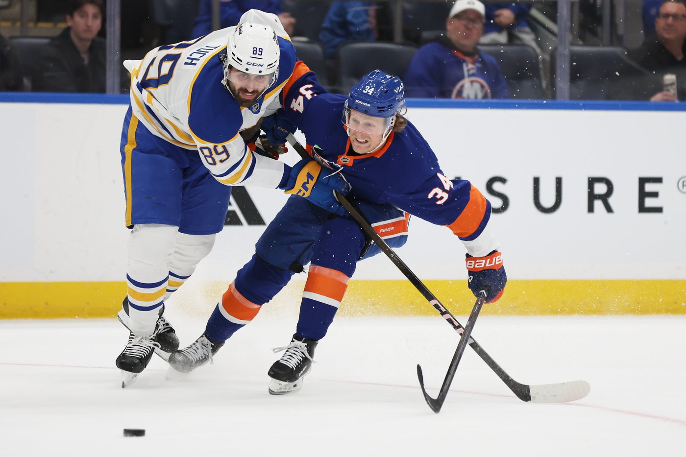 Alex Lyon makes 26 saves, ties Buffalo record with 9th straight win as Sabres blank Islanders 5-0 | iNFOnews.ca