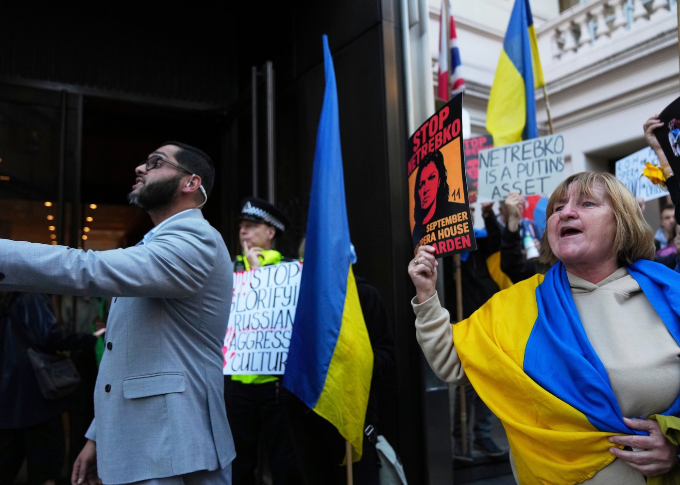 Royal Opera appearance by Russian soprano Anna Netrebko draws pro-Ukraine demonstration | iNFOnews.ca