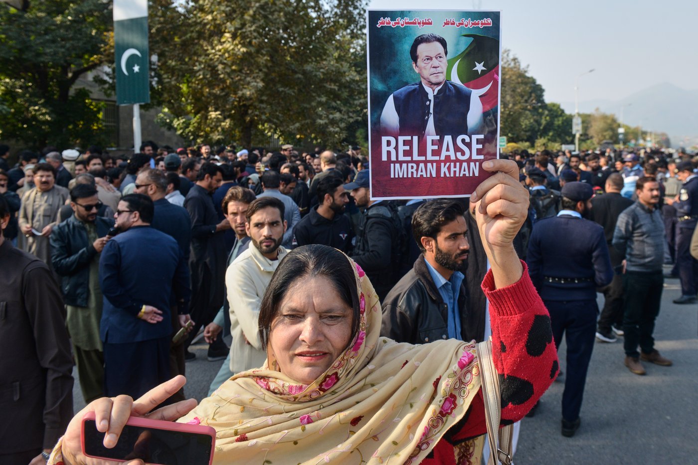 Pakistani court sentences former Prime Minister Imran Khan and wife to 17 years in graft case | iNFOnews.ca