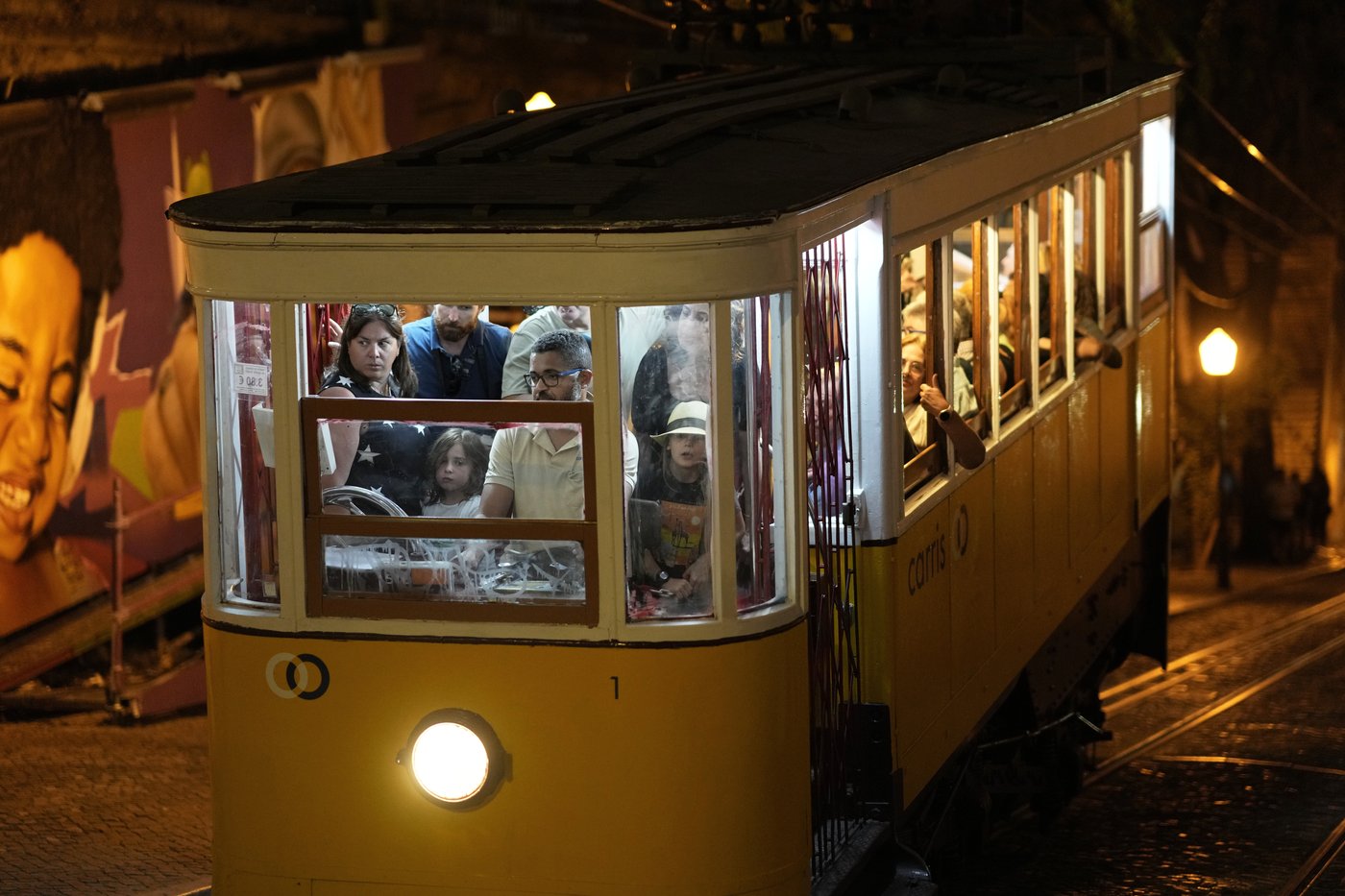 Death toll in Lisbon streetcar crash rises to 17 | iNFOnews.ca Death toll in Lisbon streetcar crash rises to 17 | iNFOnews.ca