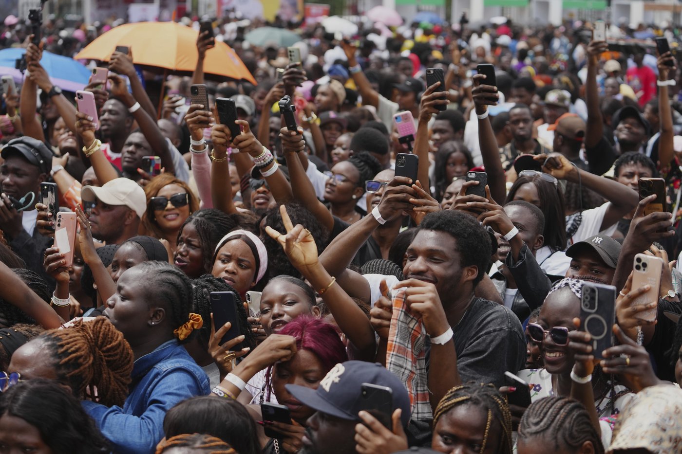 Nigerian chef breaks world record for cooking the largest jollof rice dish | iNFOnews.ca