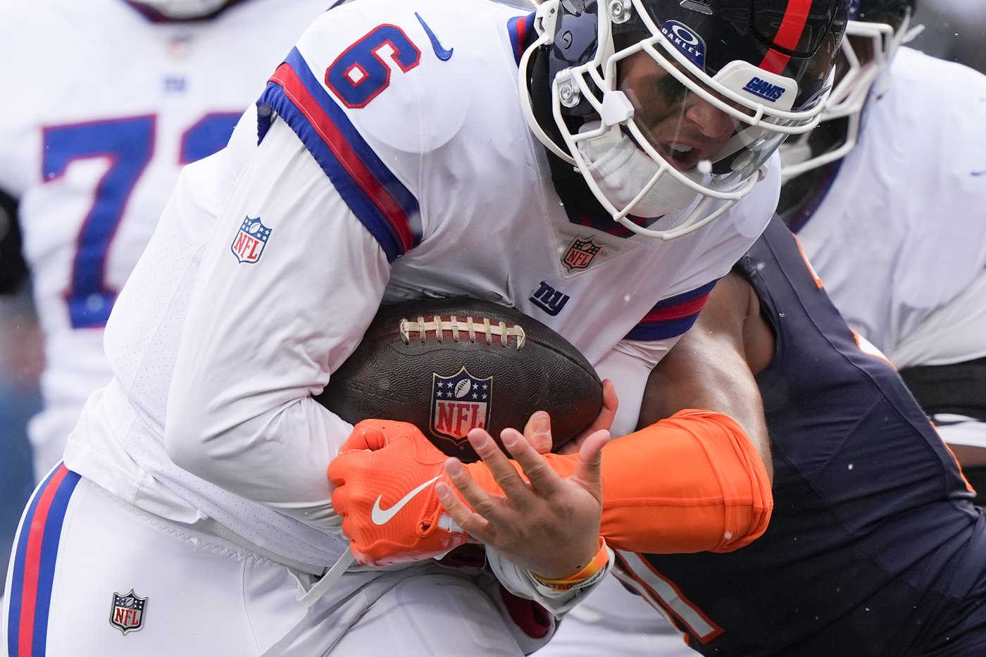 Giants QB Jaxson Dart leaves after taking hard hit against the Bears | iNFOnews.ca