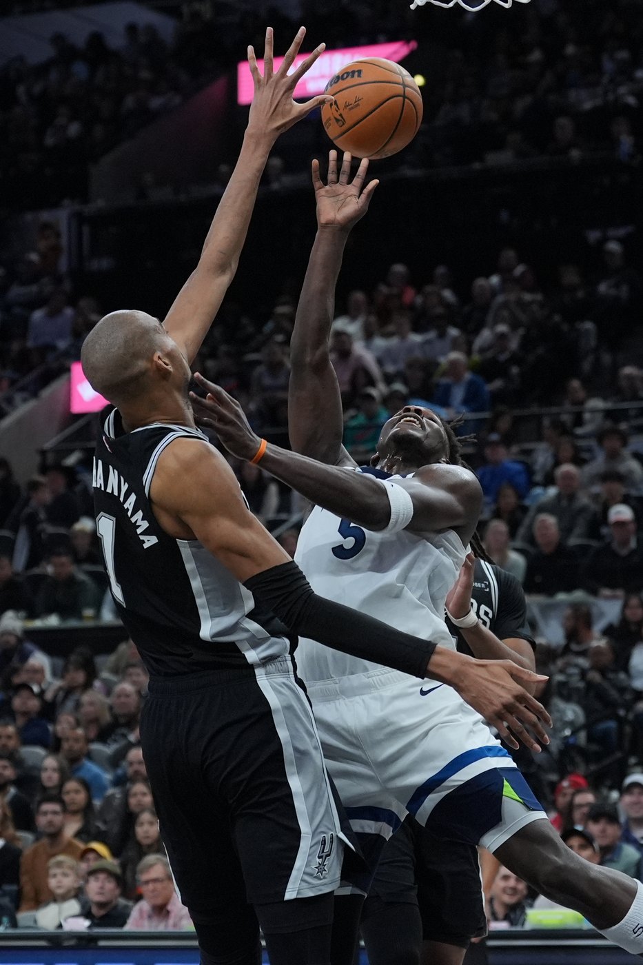 Edwards, Wembanyama enjoy another showdown between two of the West's best as Spurs top Timberwolves | iNFOnews.ca