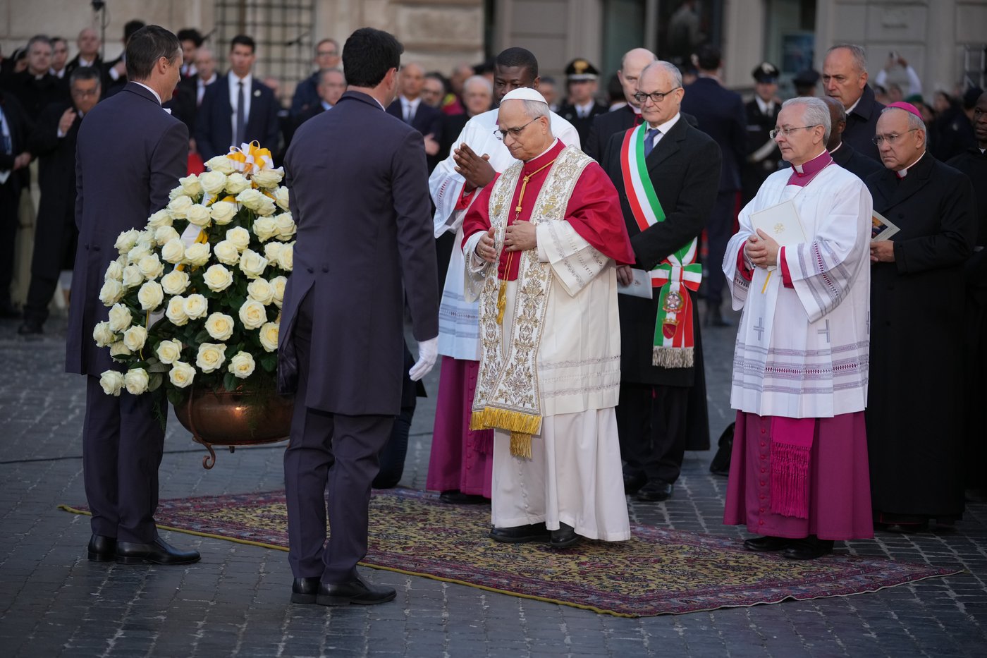 Pope Leo XIV gets into Christmas spirit with prayer for peace at Spanish Steps | iNFOnews.ca