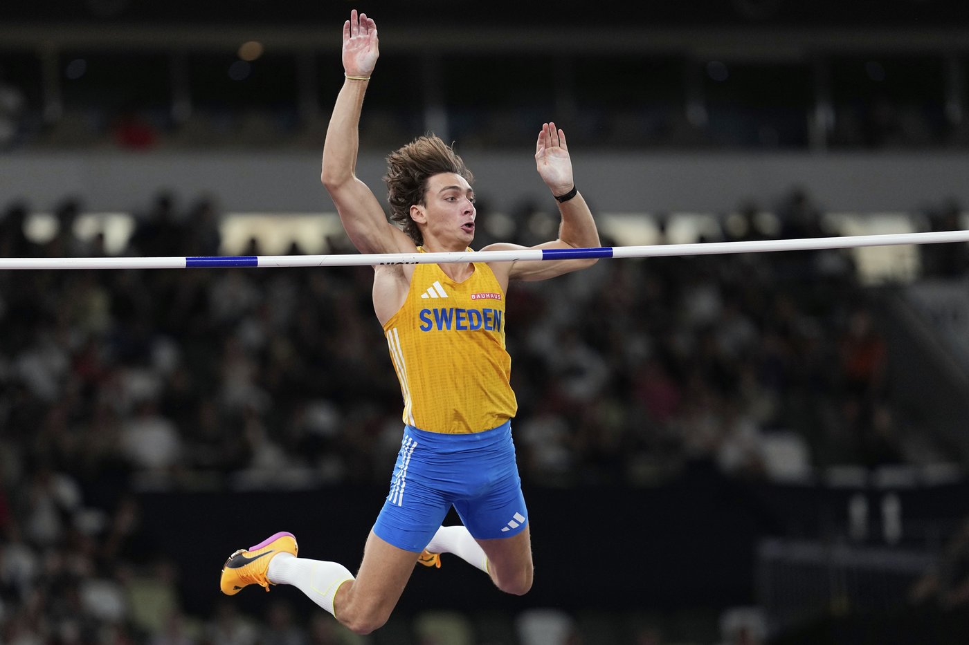 Duplantis gives Japanese fans what they came for -- another world record in pole vault | iNFOnews.ca