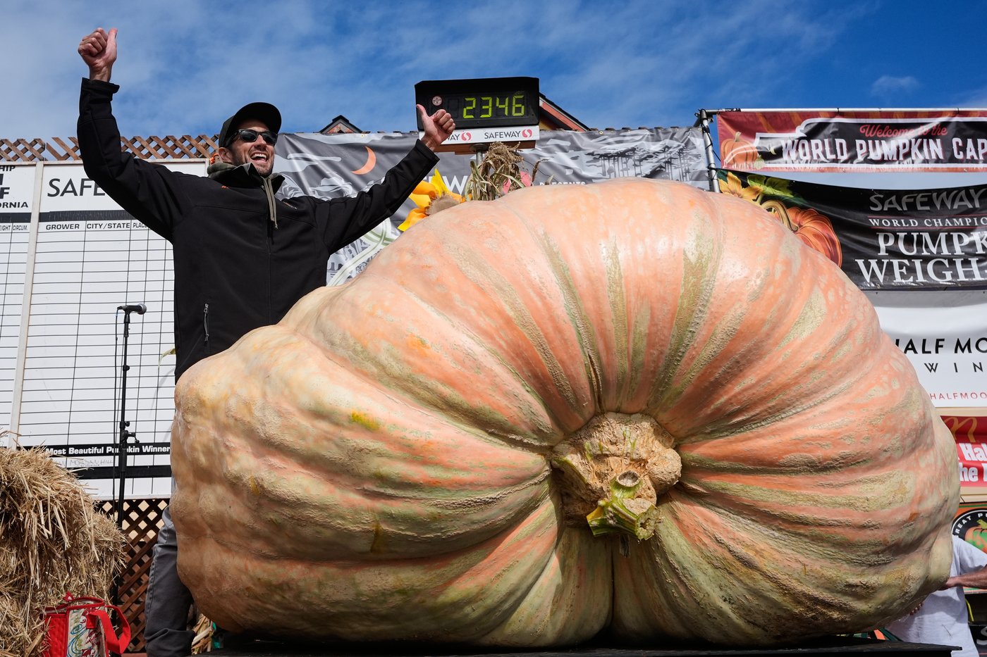 California engineer wins pumpkin contest with 2,346-pound gourd | iNFOnews.ca California engineer wins pumpkin contest with 2,346-pound gourd | iNFOnews.ca