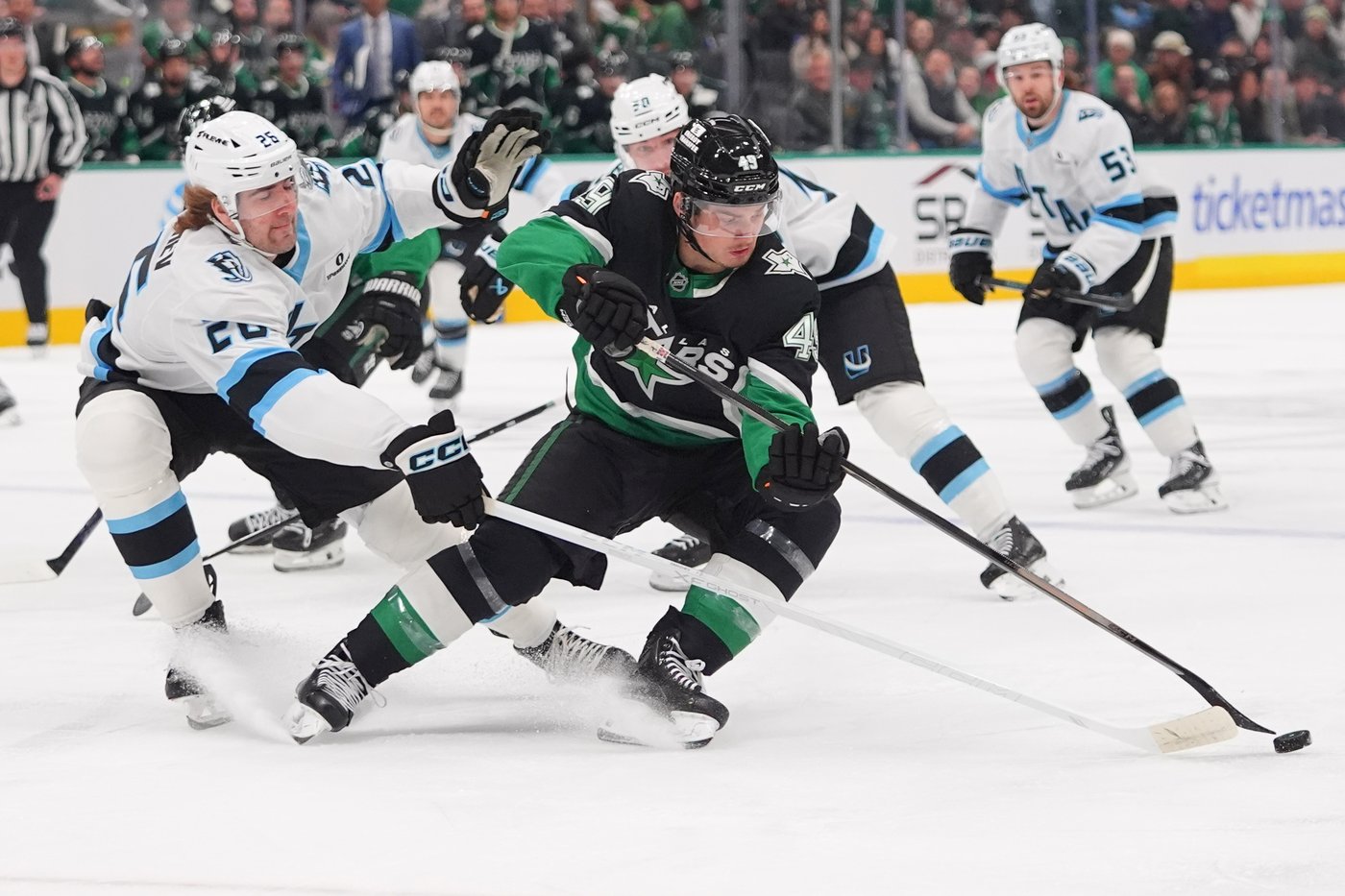 Johnston's power-play goal pushes Stars past Mammoth 4-3 | iNFOnews.ca