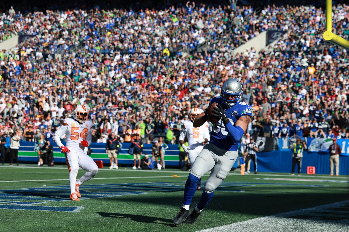 David's pick sets up winning FG as Bucs beat Seahawks 38-35 in duel between Mayfield and Darnold | iNFOnews.ca
