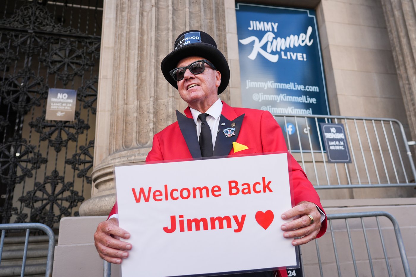 Emotional Jimmy Kimmel says in late-night return he never intended to make light of Kirk's killing | iNFOnews.ca