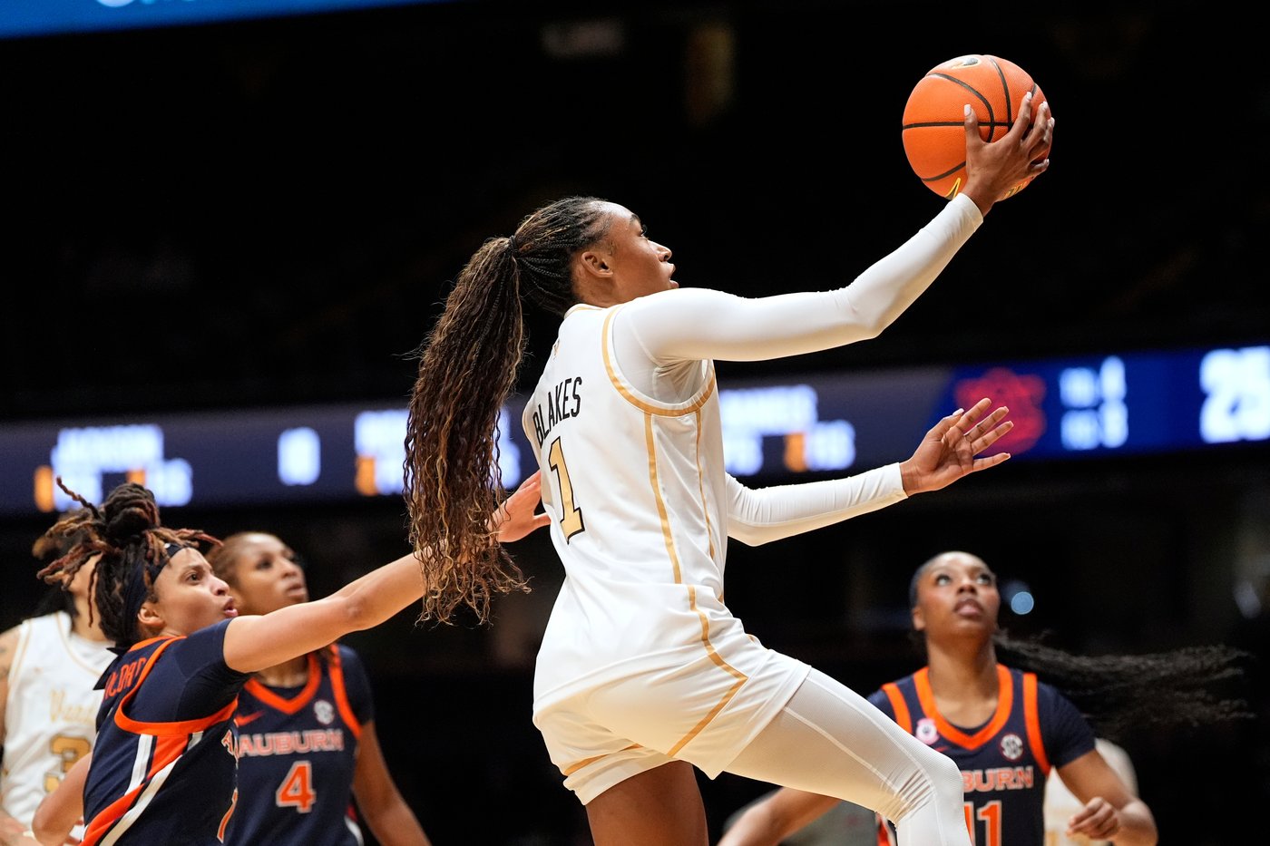 Blakes scores 20, No. 5 Vanderbilt moves to 20-0 in win over Auburn | iNFOnews.ca Blakes scores 20, No. 5 Vanderbilt moves to 20-0 in win over Auburn | iNFOnews.ca