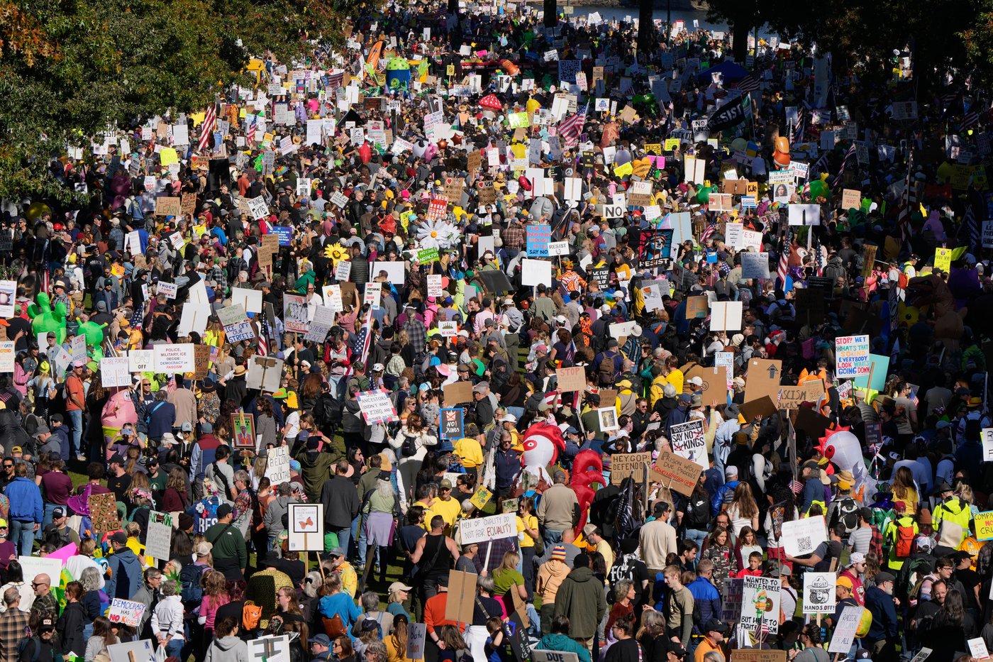 Photos show ‘No Kings’ rallies against Trump across the US and in Europe | iNFOnews.ca