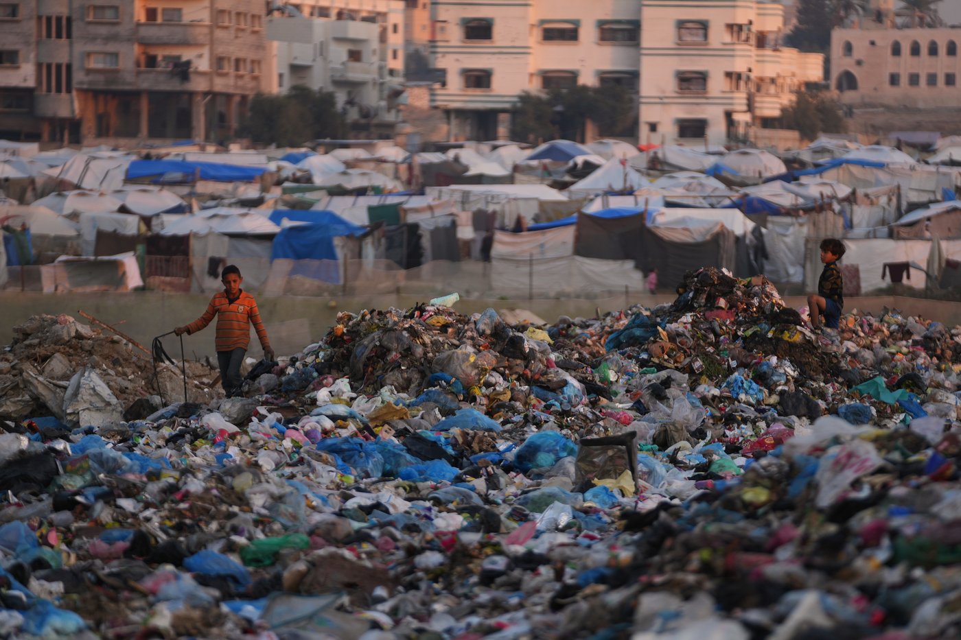 People in Gaza dig through garbage for things to burn to keep warm - a far cry from Trump's vision | iNFOnews.ca People in Gaza dig through garbage for things to burn to keep warm - a far cry from Trump's vision | iNFOnews.ca