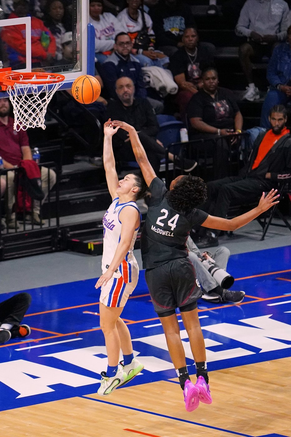 Raven Johnson, Edwards lead the way as No. 3 South Carolina holds off Florida 74-63 | iNFOnews.ca