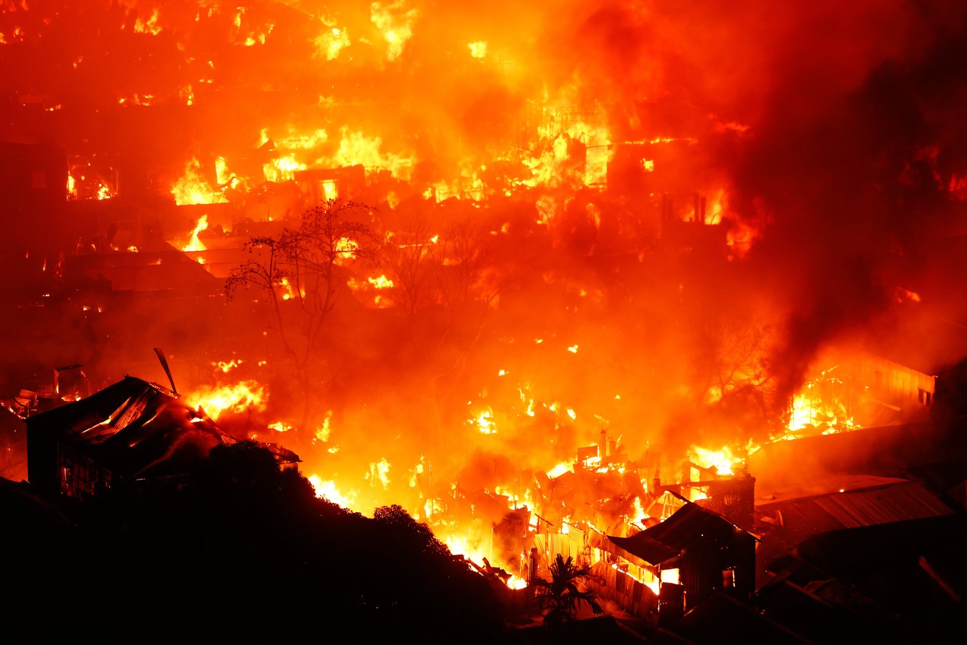 A devastating fire destroys a crowded slum and leaves thousands homeless in Bangladesh capital | iNFOnews.ca A devastating fire destroys a crowded slum and leaves thousands homeless in Bangladesh capital | iNFOnews.ca