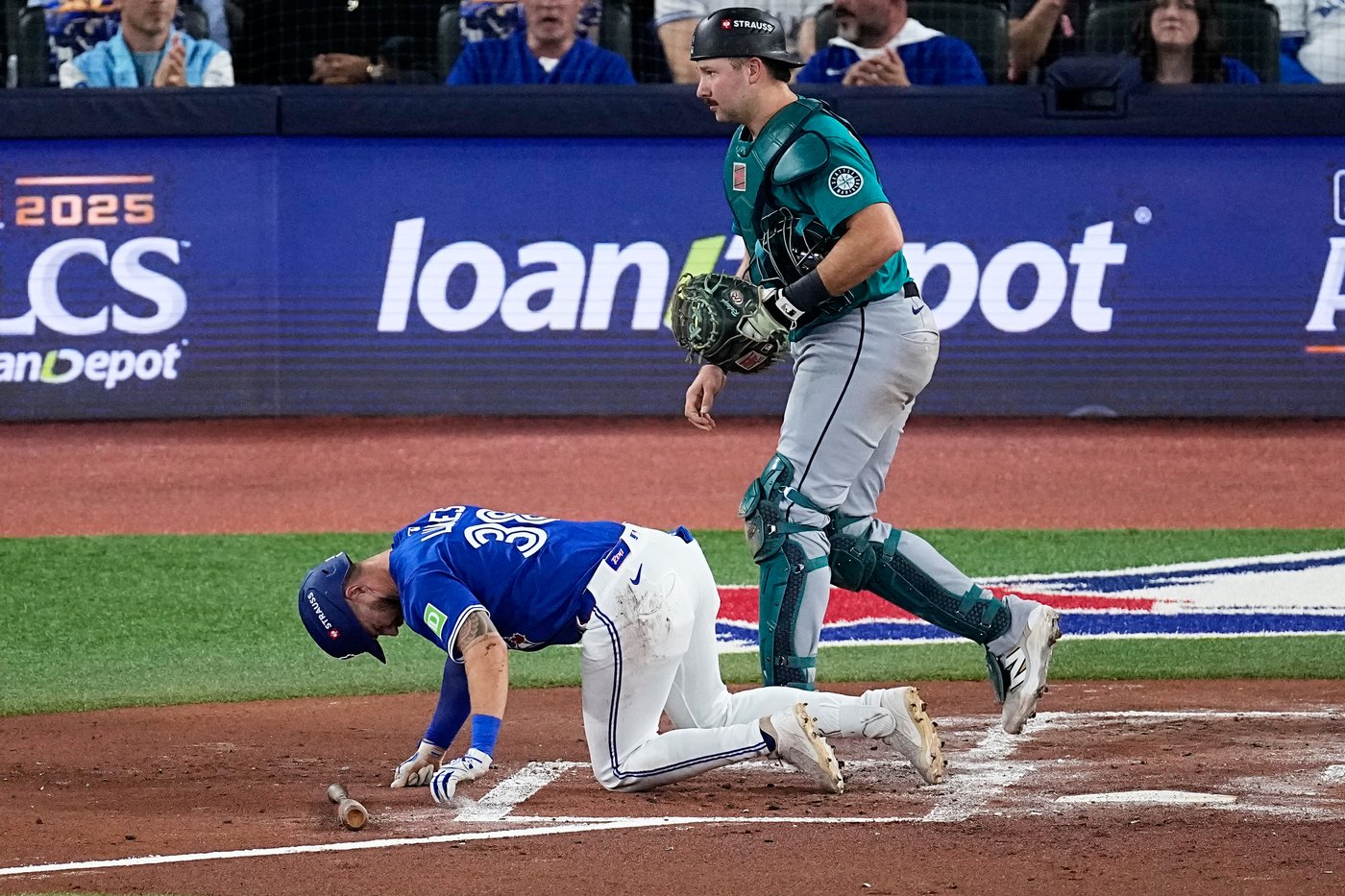 Photo Gallery: Mariners beat Blue Jays in Game 1 | iNFOnews.ca