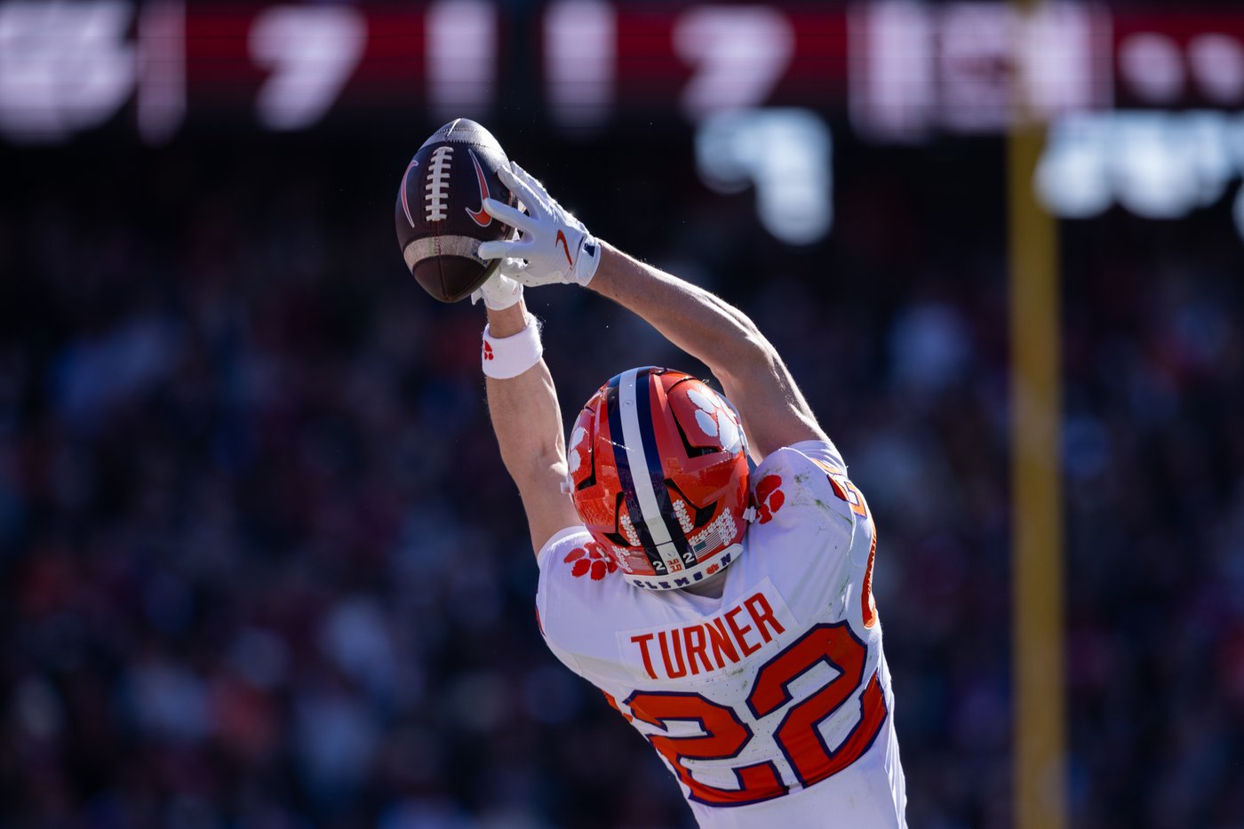 Klubnik's TD run, Jones' 2 picks lead Clemson to 4th straight win, 28-14 over South Carolina | iNFOnews.ca