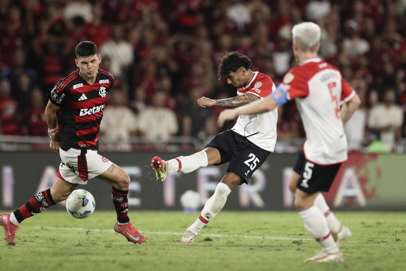 Flamengo beats Estudiantes La Plata 2-0 in the Copa Libertadores quarterfinals | iNFOnews.ca Flamengo beats Estudiantes La Plata 2-0 in the Copa Libertadores quarterfinals | iNFOnews.ca