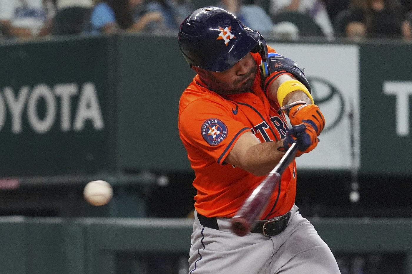 Astros hold out 9-time All-Star Jose Altuve against Braves with continued soreness in his right foot | iNFOnews.ca