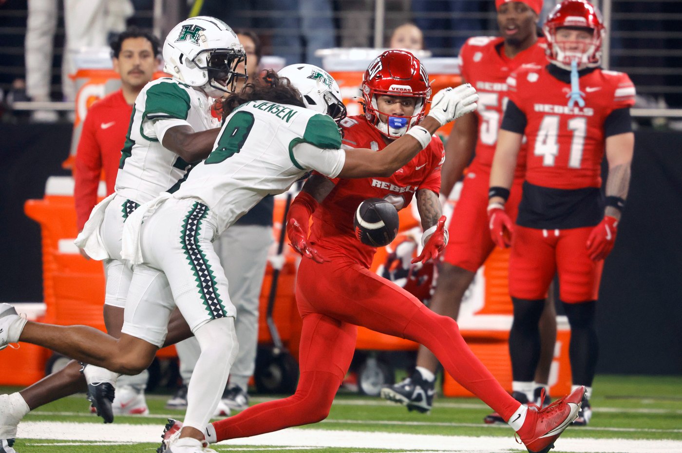 Anthony Colandrea throws 3 TD passes to lead UNLV to 38-10 victory over Hawaii | iNFOnews.ca Anthony Colandrea throws 3 TD passes to lead UNLV to 38-10 victory over Hawaii | iNFOnews.ca