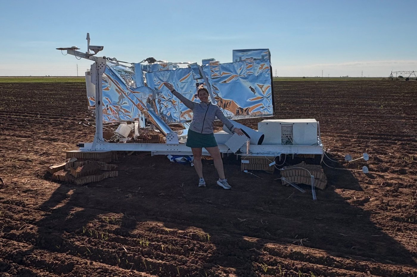 She saw a car-sized object above a Texas farm and found a wayward hunk of NASA equipment | iNFOnews.ca She saw a car-sized object above a Texas farm and found a wayward hunk of NASA equipment | iNFOnews.ca