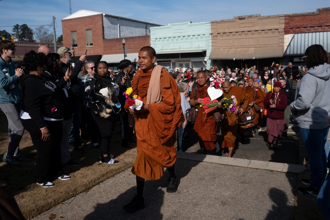 Buddhist monks and their dog captivate Americans while walking for peace | iNFOnews.ca