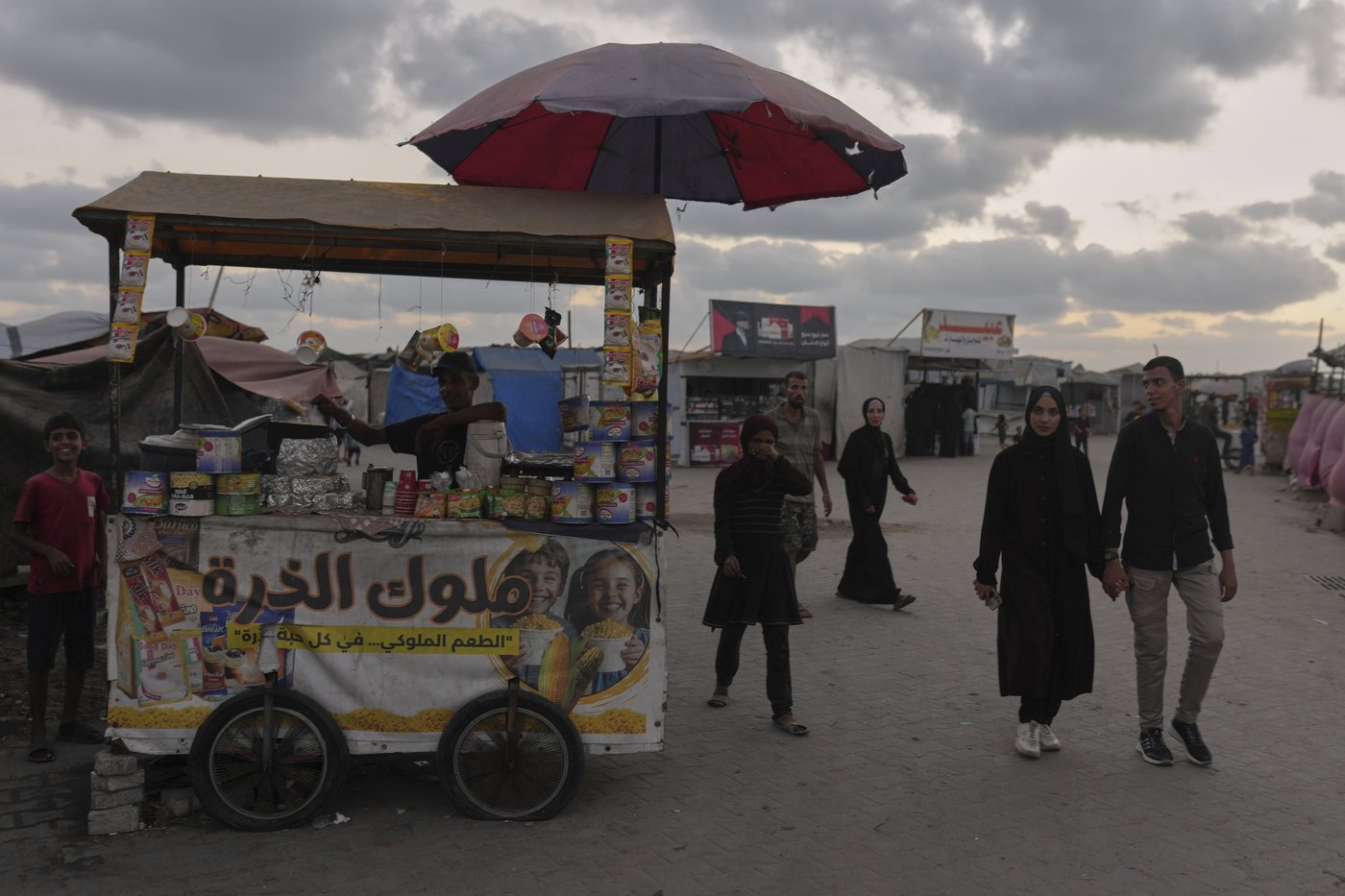 Photos in Gaza City, where the beach offers fleeting respite as war and famine grind on | iNFOnews.ca