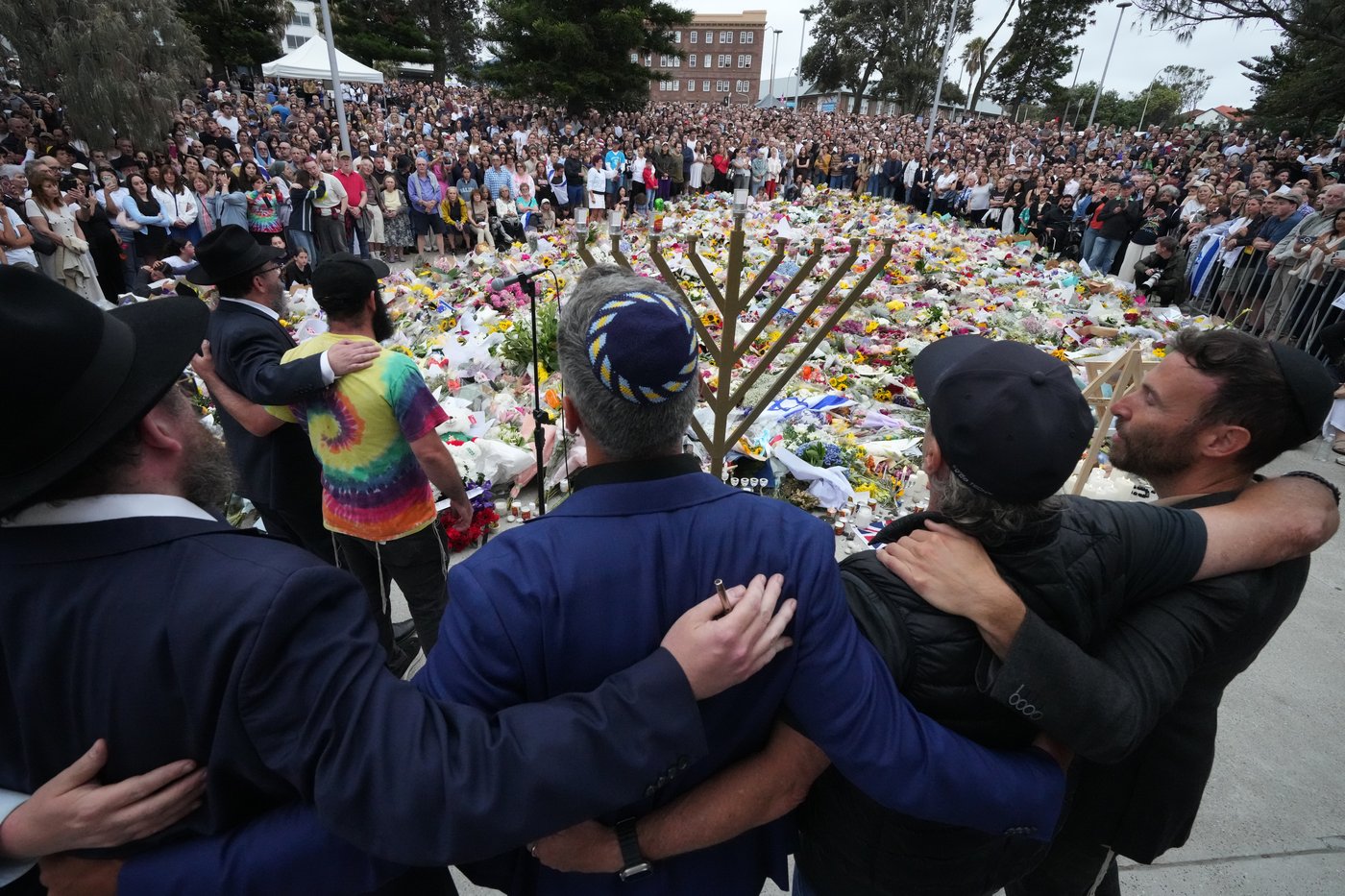 Photos show Australians mourning the victims of the Hanukkah attack on Bondi Beach | iNFOnews.ca
