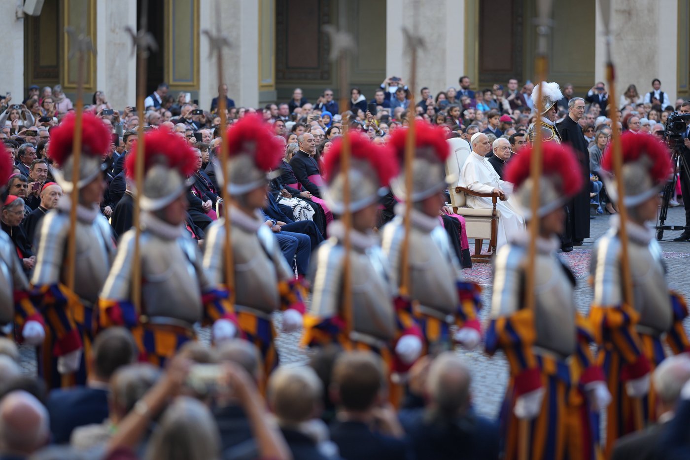A look at Swiss Guards preparing for a swearing-in ceremony attended by the Pope, in photos | iNFOnews.ca